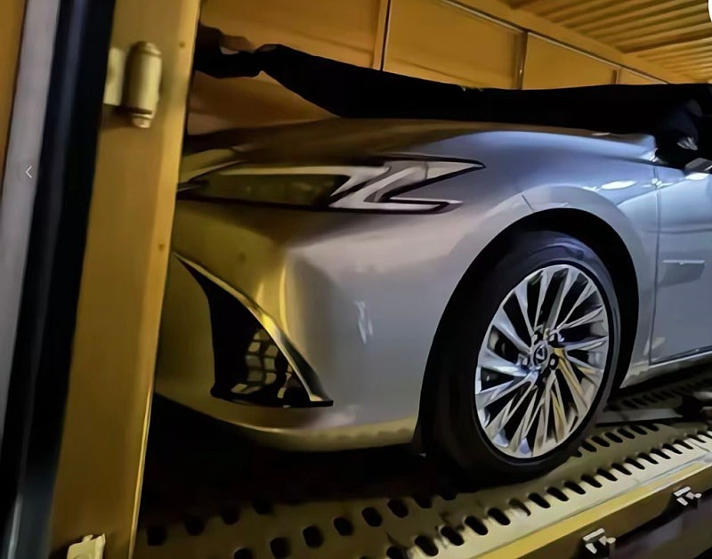 Lexus ES 2025 lộ diện ngoài đời thực